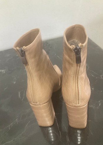 Bej Kadın Deri Kroko Desenli Topuklu Bot - Görsel 3