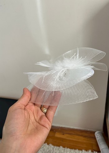  Beden beyaz Renk Tüy Detaylı Beyaz Gelin Aksesuarı Nikah şapkası tokası.