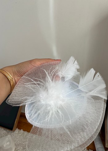 Tüy Detaylı Beyaz Gelin Aksesuarı Nikah şapkası tokası.