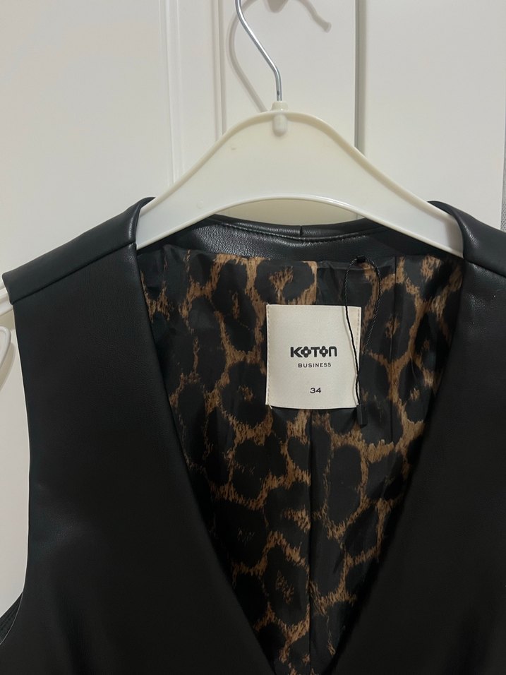 Siyah Deri Düğmeli Kolsuz Yelek - Görsel 2