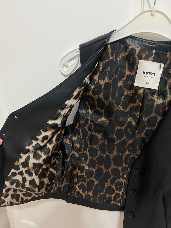 Siyah Deri Düğmeli Kolsuz Yelek - Görsel 3