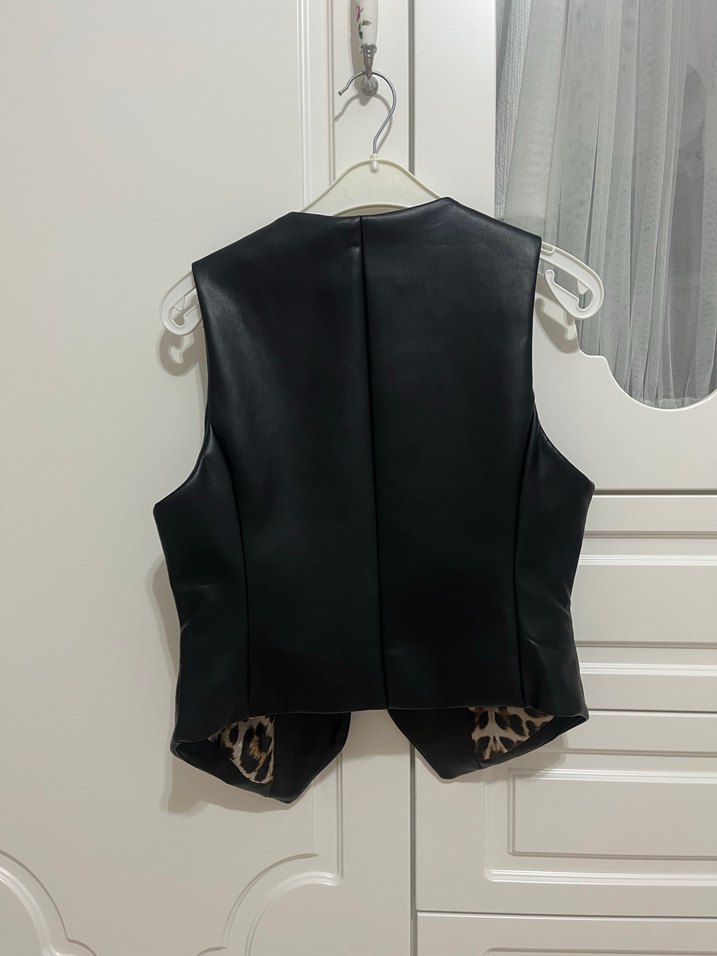 Siyah Deri Düğmeli Kolsuz Yelek - Görsel 4