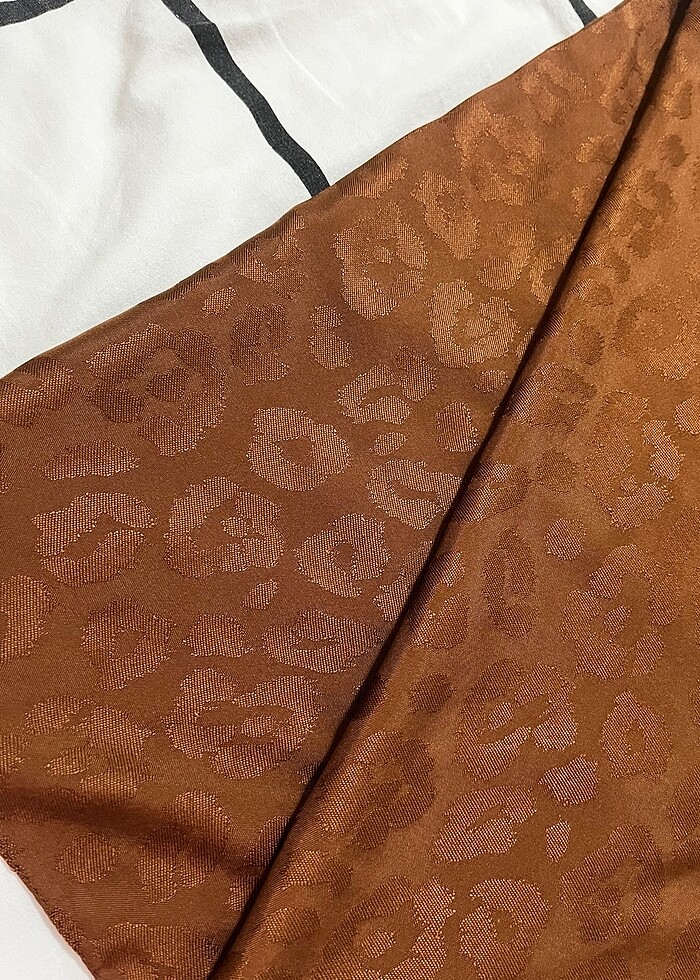 Leopar işlemeli şal - Görsel 2