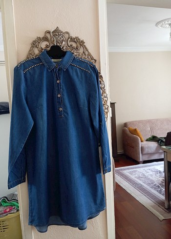 Düğmeli kot. Uzun Kollu Mavi Denim Tunik omuzlari inci detayli