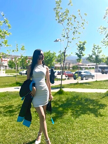 Kısa beyaz elbise