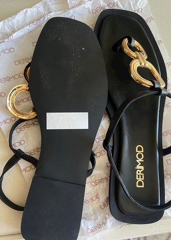 Zincir Detaylı Altın Renk Kadın Dolgu Topuk Sandalet - Görsel 4