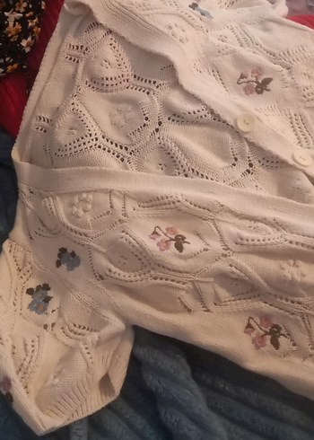 Nakışlı Beyaz Kısa Kollu Örgü Hırka - Görsel 2