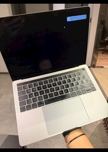 Gri Apple MacBook Dizüstü Bilgisayar - Görsel 2
