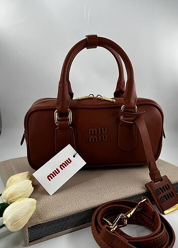 Beden Miu miu arcadie leather top handle bag