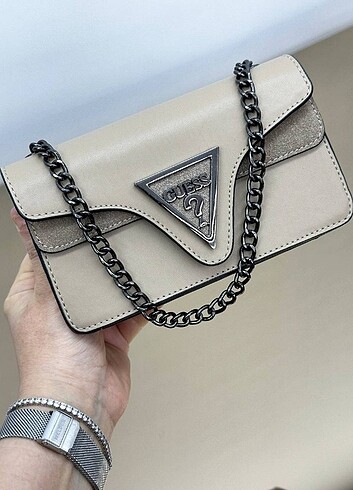 Guess zincir askılı baget çanta 