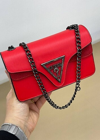 Guess Guess zincir askılı baget çanta