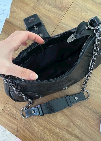 Pull and Bear Siyah parlak kol çantası