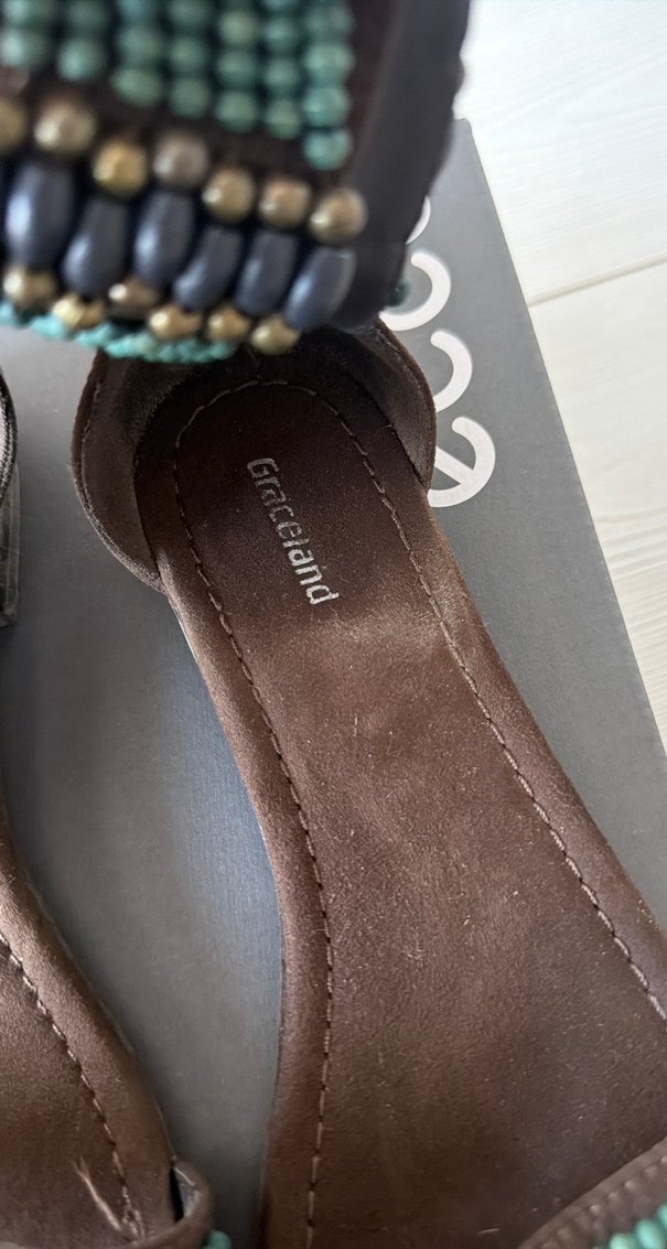 Boncuklu Kahverengi Süet Dolgu Topuklu Sandalet - Görsel 3