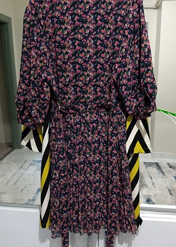 Çiçek Desenli Piliseli Uzun Elbise - Görsel 3