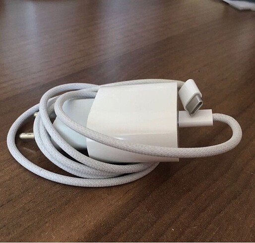 İPhone 15 şarj aleti