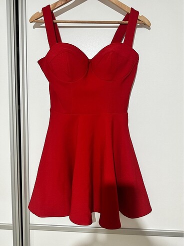 Mini kırmızı elbise