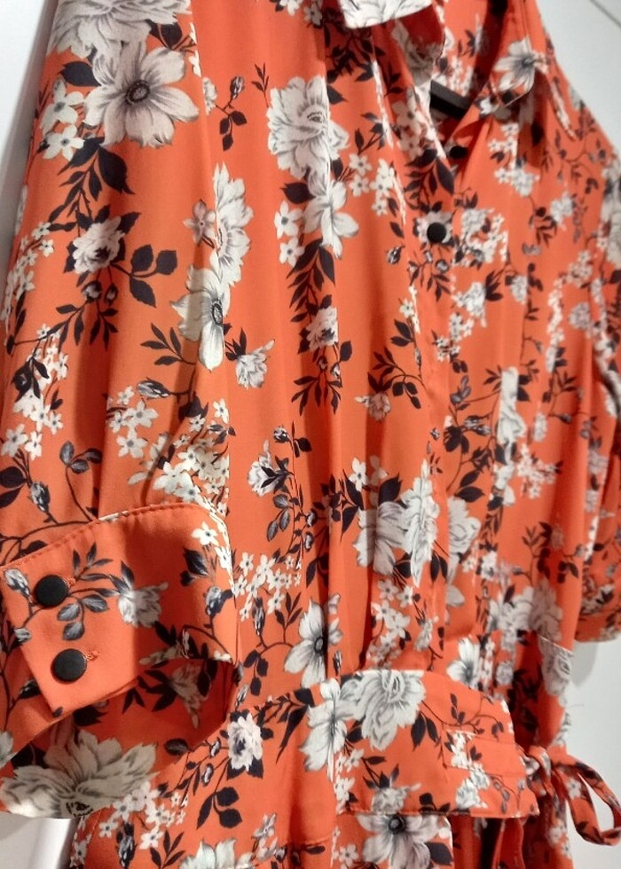 Çiçekli turuncu elbise - Görsel 2