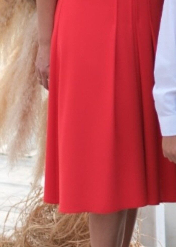 Kırmızı elbise - Görsel 5