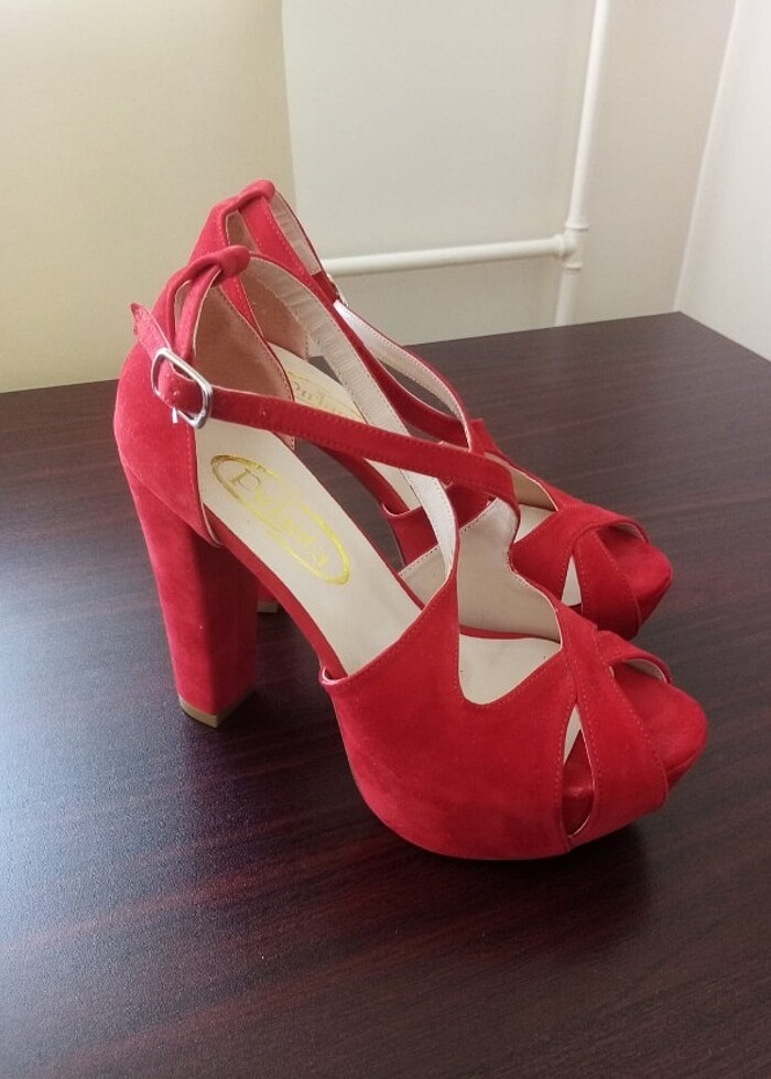Kırmızı topuklu ayakkabı  - Görsel 2
