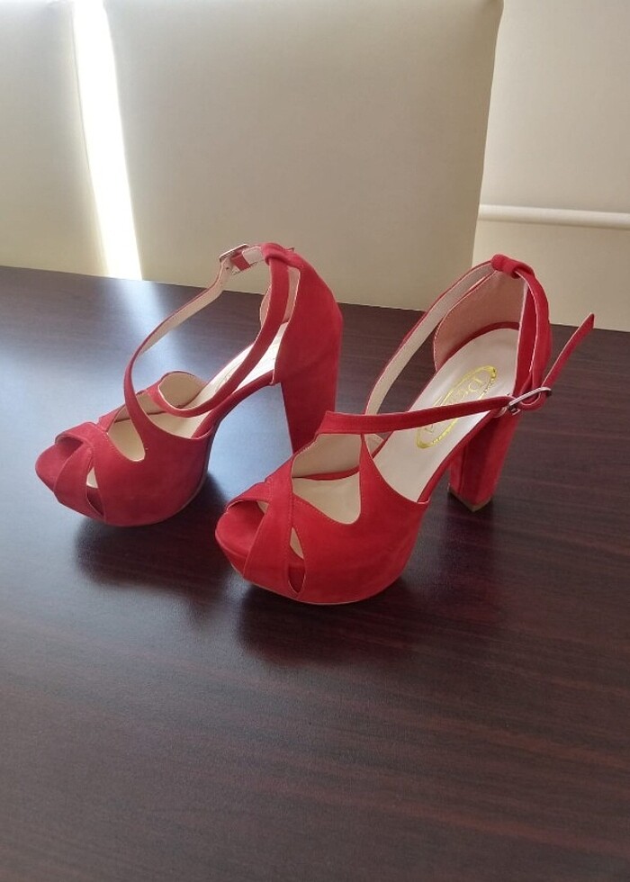 Kırmızı topuklu ayakkabı  - Görsel 3
