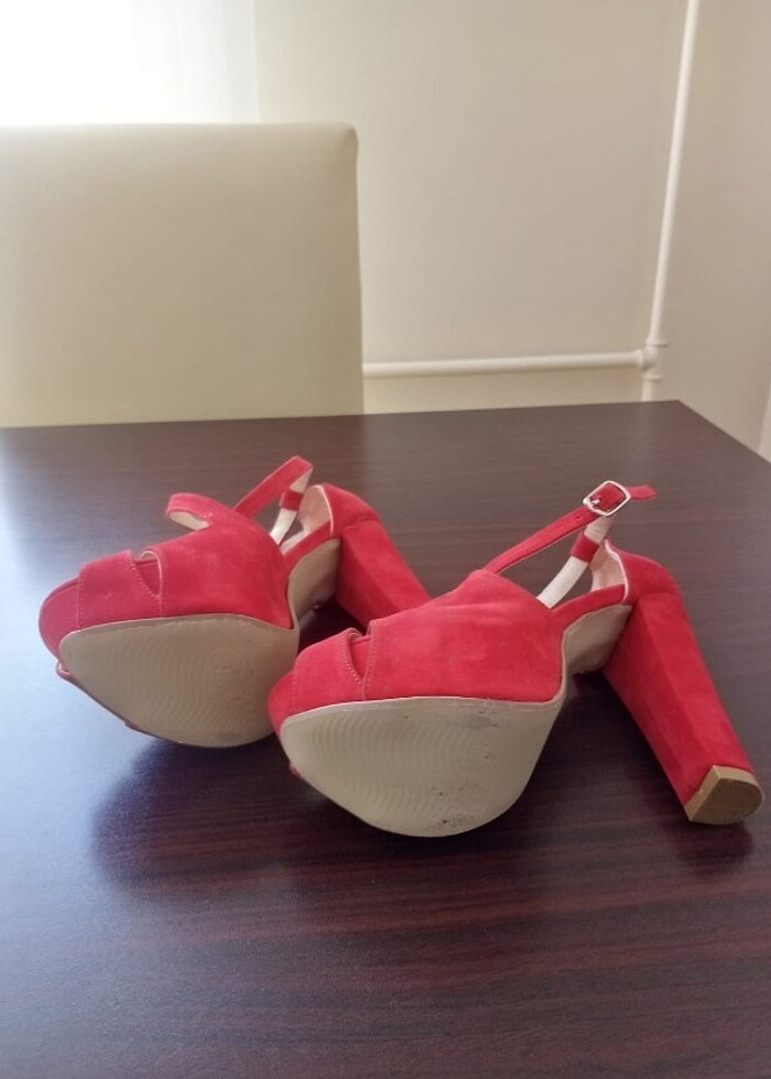 Kırmızı topuklu ayakkabı  - Görsel 4