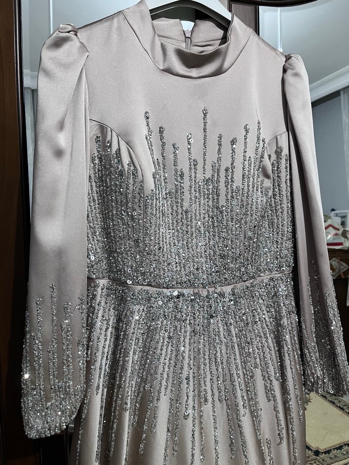 ASIL FİYATI 2500l İşlemeli Uzun Kollu Bej Abiye Elbise - Görsel 3