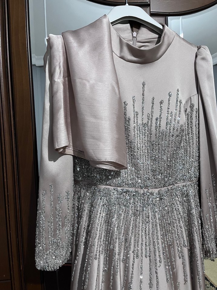 ASIL FİYATI 2500l İşlemeli Uzun Kollu Bej Abiye Elbise - Görsel 4