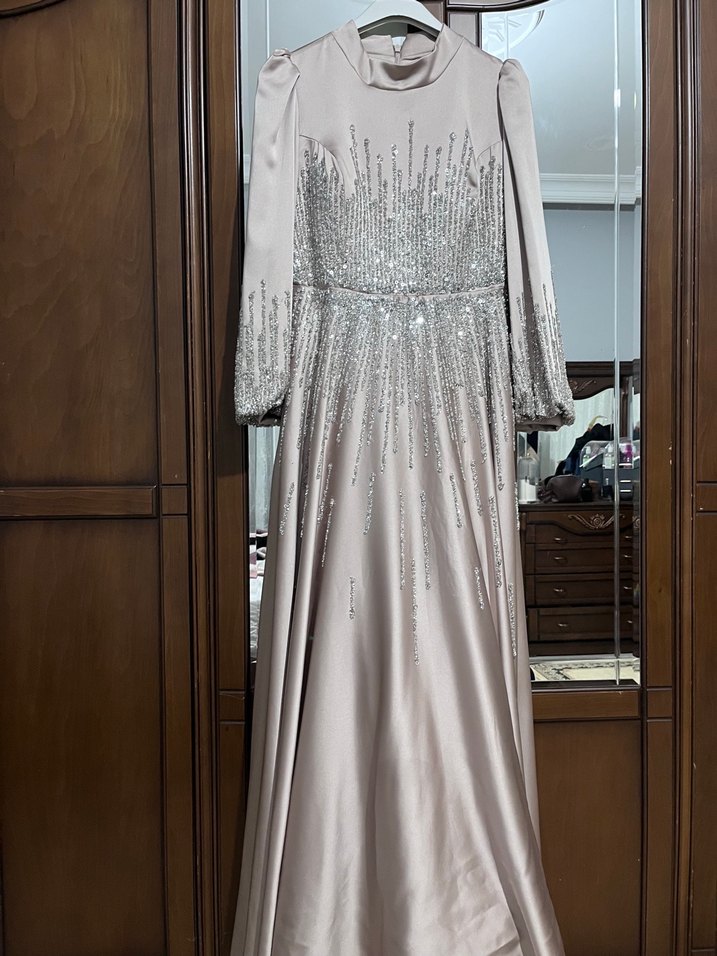 ASIL FİYATI 2500l İşlemeli Uzun Kollu Bej Abiye Elbise - Görsel 2