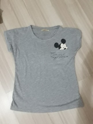 Diğer Mickey mouse temalı tişörtler. Ikisini birlikte satıyorum.