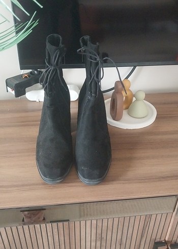 Siyah Süet Topuklu bagcikli bot - Görsel 2