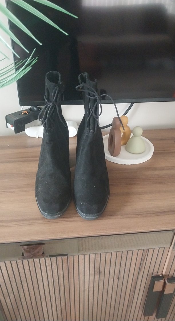 Siyah Süet Topuklu bagcikli bot - Görsel 2