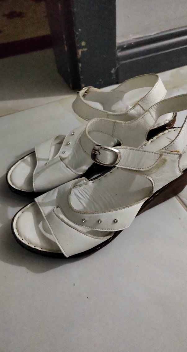 Beyaz Deri Dolgu Topuklu Kadın Sandalet - Görsel 2