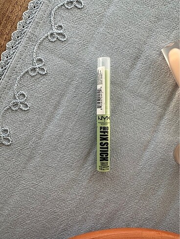 Nyx renk eşitleyici yeşil stick fix pro