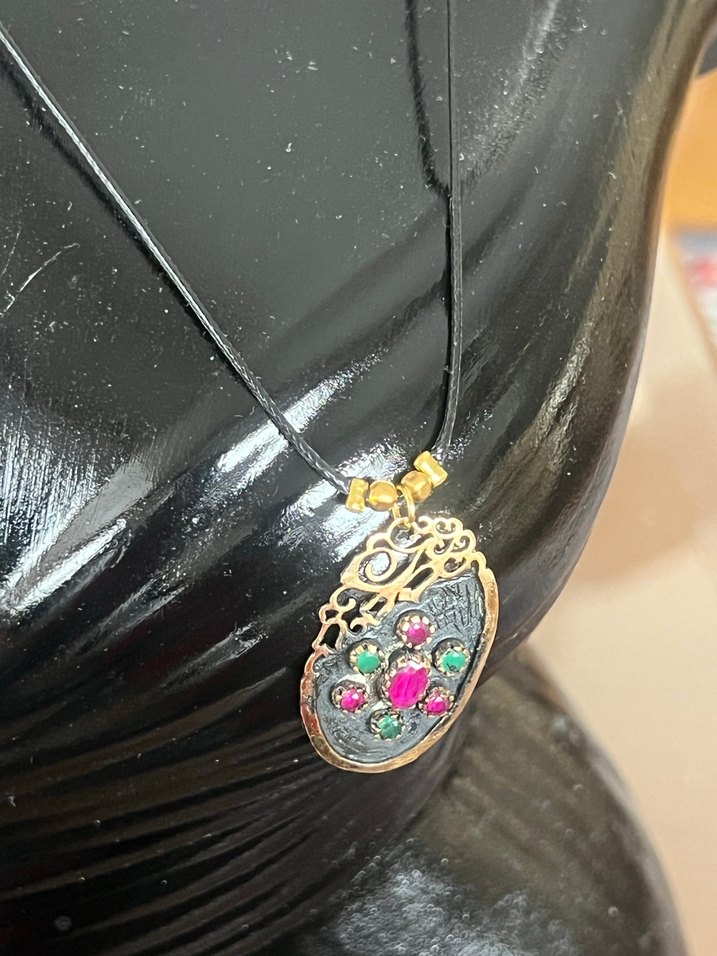 Kök zümrüt ve kök yakut taşlı bronz kolye - Görsel 2