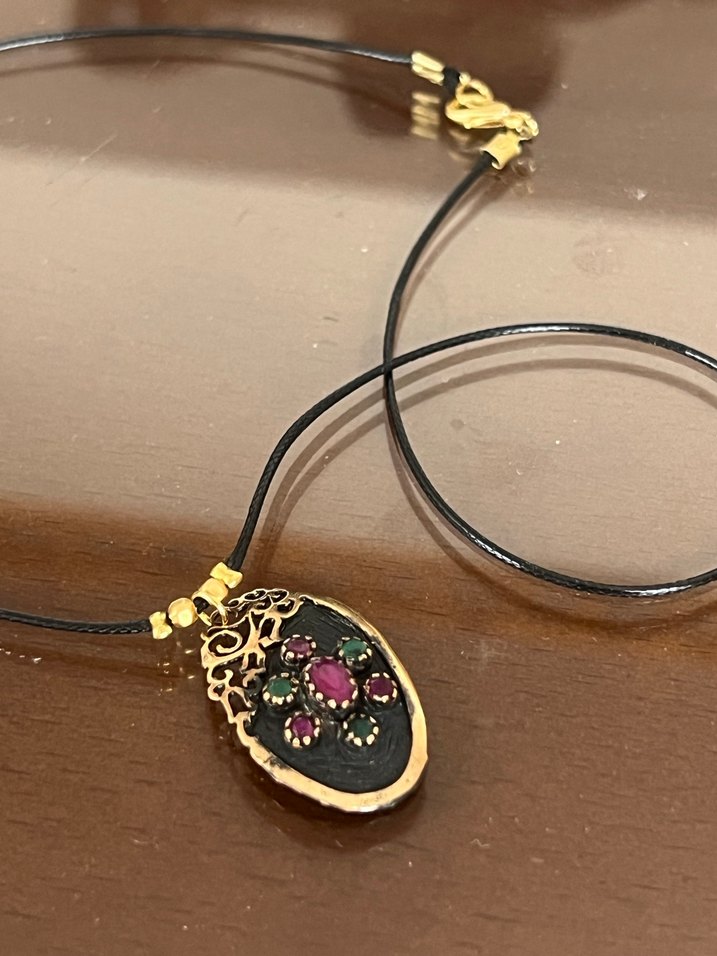 Kök zümrüt ve kök yakut taşlı bronz kolye - Görsel 3