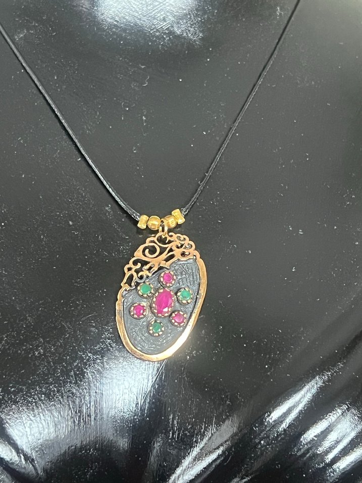 Kök zümrüt ve kök yakut taşlı bronz kolye - Görsel 4