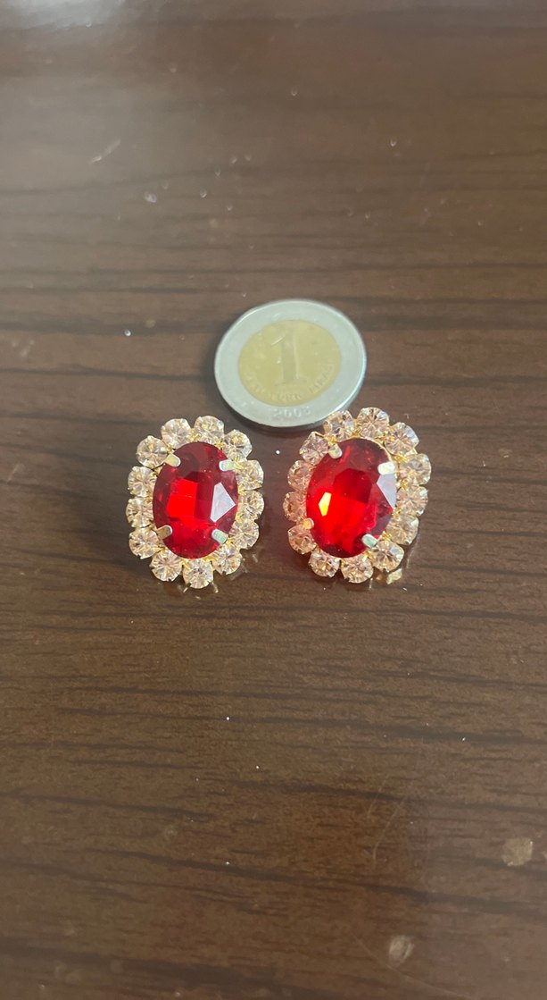 Kristal taşlarla çevrelenmiş kırmızı çek kristali vintage küpe - Görsel 5