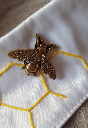 Arı pin broş