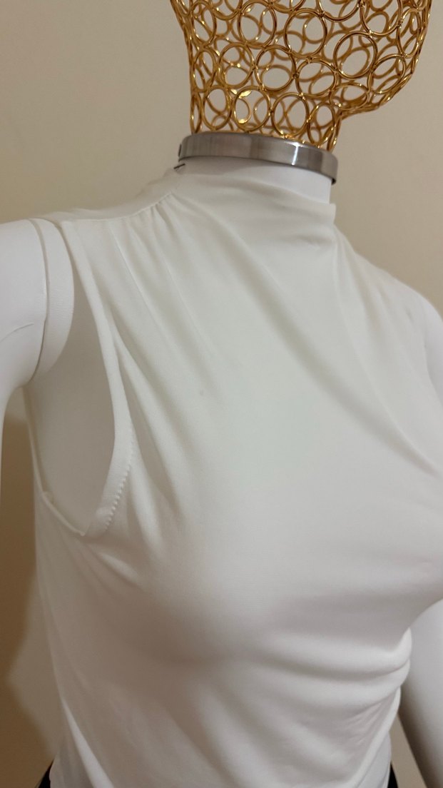 Beyaz Yüksek Yakalı Kolsuz Mini Tulum - Görsel 3