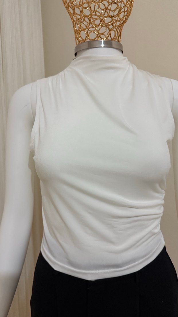 Beyaz Yüksek Yakalı Kolsuz Mini Tulum - Görsel 2