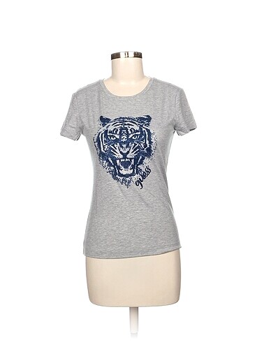 Guess T-shirt %70 İndirimli.