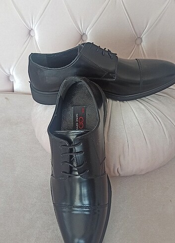 Siyah deri klasik ayakkabı 