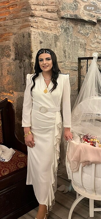 Beyaz taşli elbise
