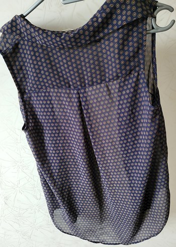 Düğmeli V Yakalı Kolsuz Kadın Bluz - Görsel 2