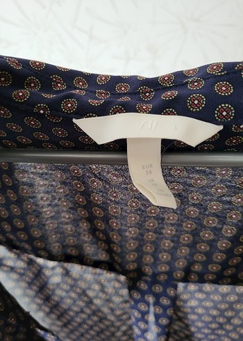 Düğmeli V Yakalı Kolsuz Kadın Bluz - Görsel 3