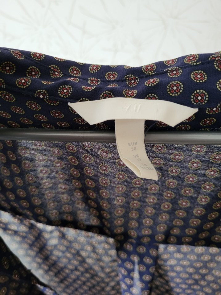 Düğmeli V Yakalı Kolsuz Kadın Bluz - Görsel 3