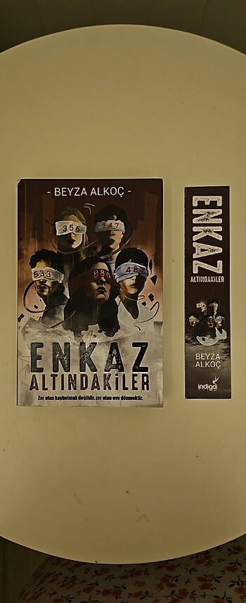 Enkaz Altındakiler
