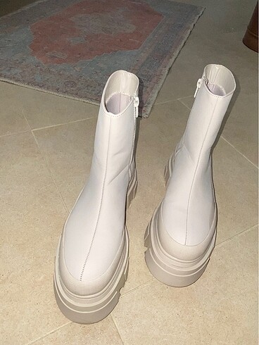 BERSHKA Ekru Platform Bot