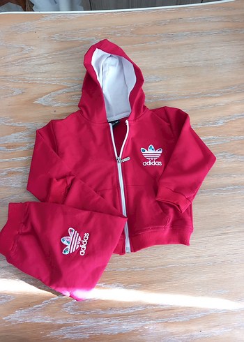Kız Çocuk Kırmızı Kapüşonlu Adidas Eşofman Takımı - Görsel 3