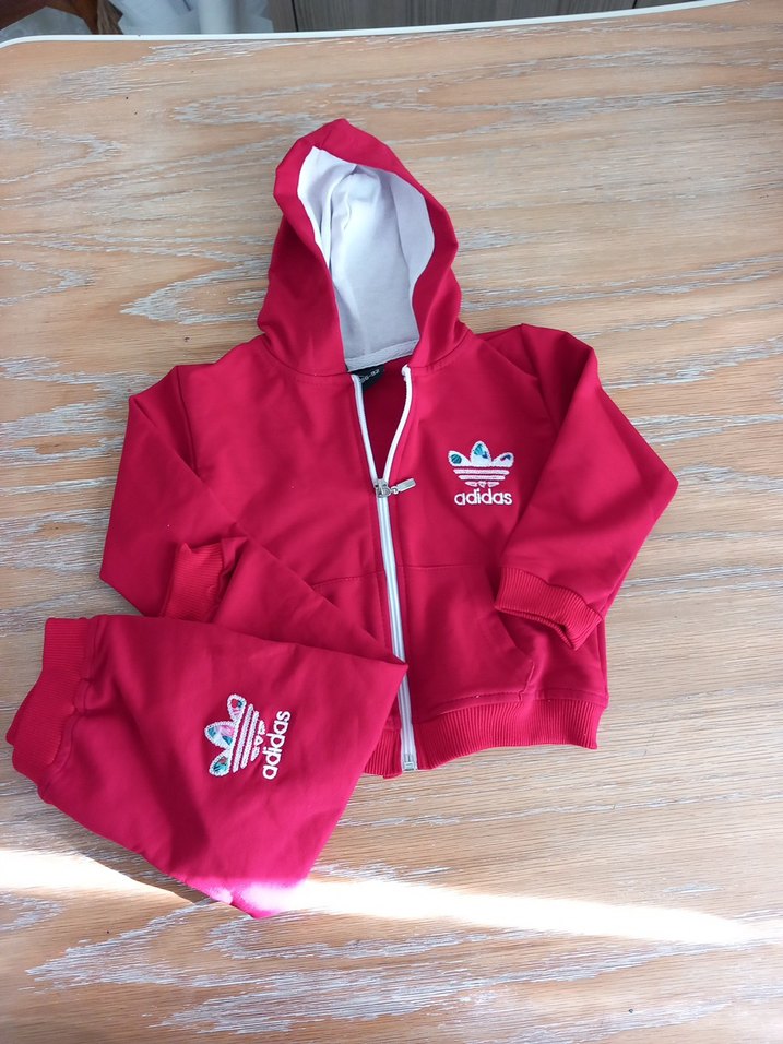 Kız Çocuk Kırmızı Kapüşonlu Adidas Eşofman Takımı - Görsel 3